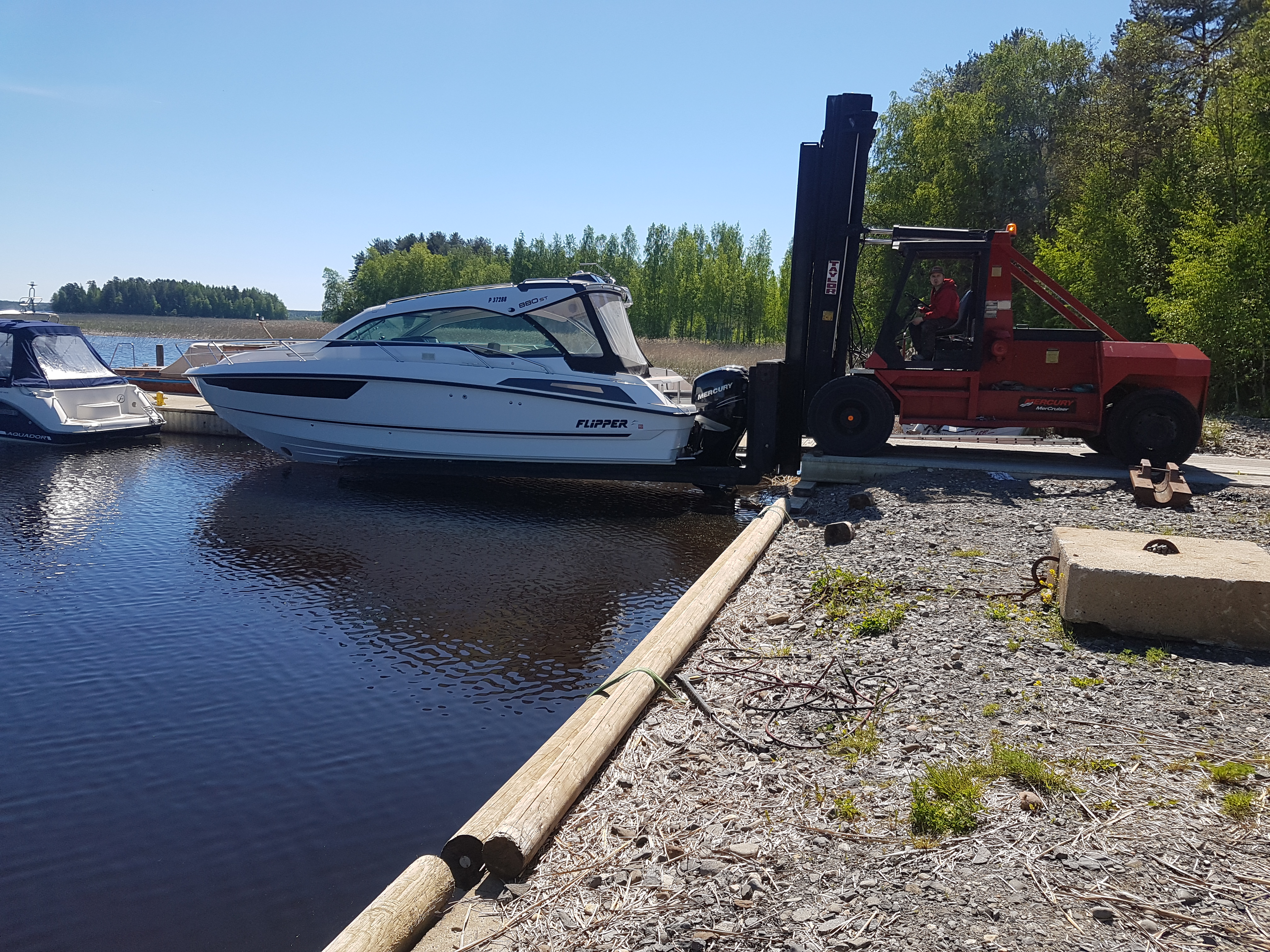 Flipper-vene nostetaan trukilla telakalle Pyhäselän rannalla.